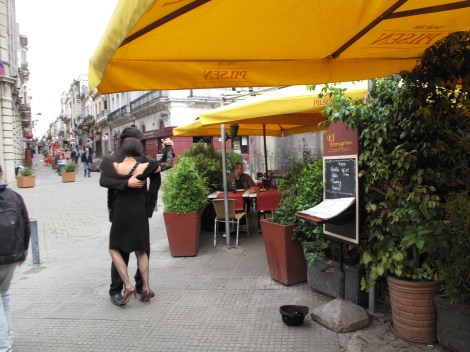 Dancers outside the Mercado del Puerto